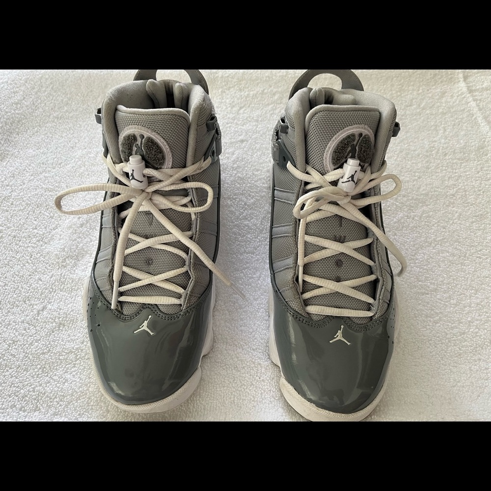 Air Jordan Mens basketball shoes. Gray size 8